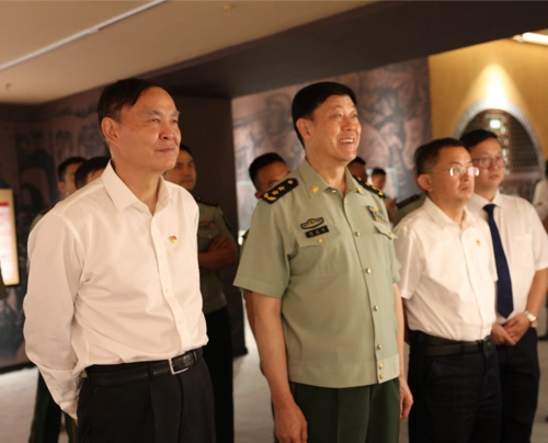 武警部队中将副司令员杨光跃莅临曲靖市博物馆参观