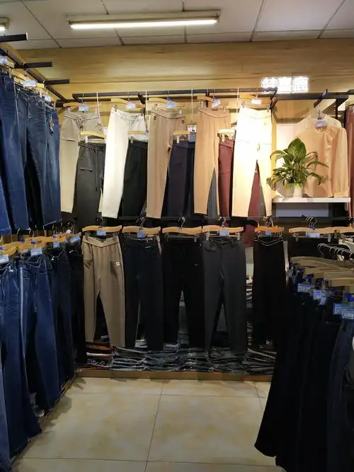 目标店的萝卜裤陈列,亮色系较多,我们要向他们学习.