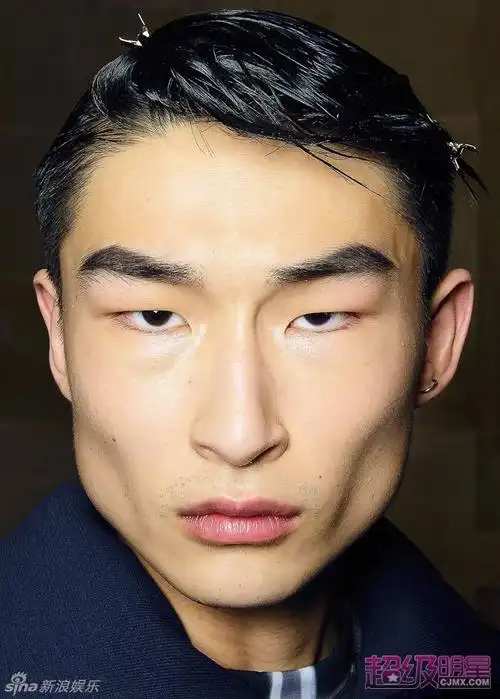组图:韩裔小眼丑帅男模 另类东方面孔西方走红