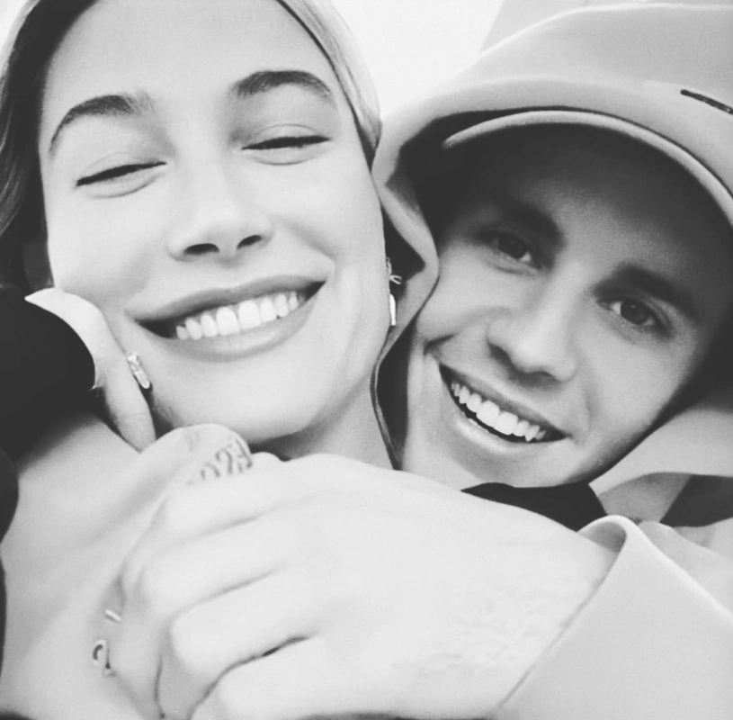 贾斯汀比伯晒与海莉旧照 甜蜜亲吻海莉眼神含笑