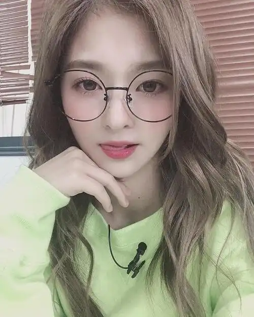 求戴圆框眼镜的美女头像