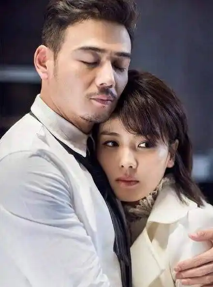 刘涛和其他男星合照都是"本本分分",唯独和他却是"过分亲密"