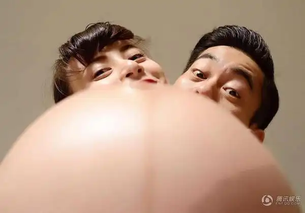 摄影师从下往上拍摄,隔着巨肚向上看黄伊汶和陈国坤,十分搞笑,就像一