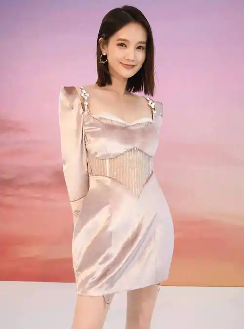 李一桐,1990年出生于中国山东省,身高164厘米,体重42公斤.