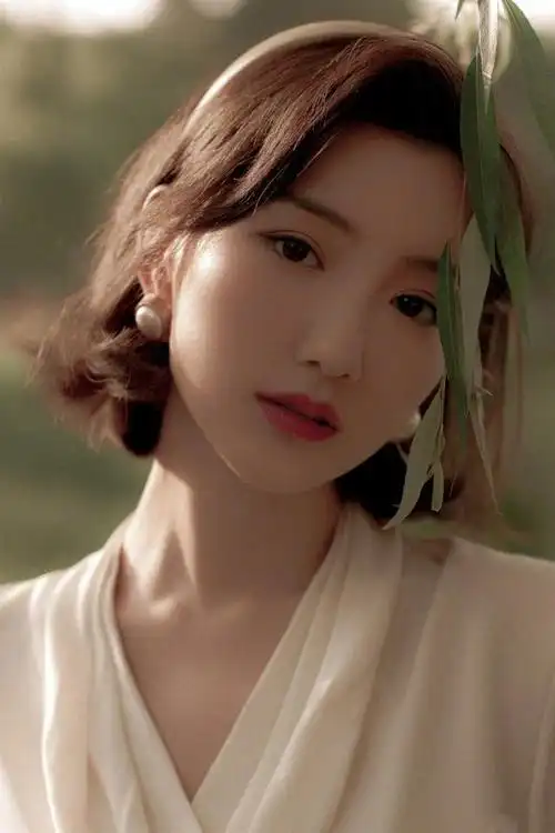 毛晓彤"厂花"造型好惊艳,衬衫配格子裙复古优雅,发箍是灵魂