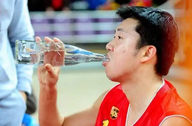 凉白开成cba官方饮用水 篮协考虑过球员的感受吗?_网易订阅