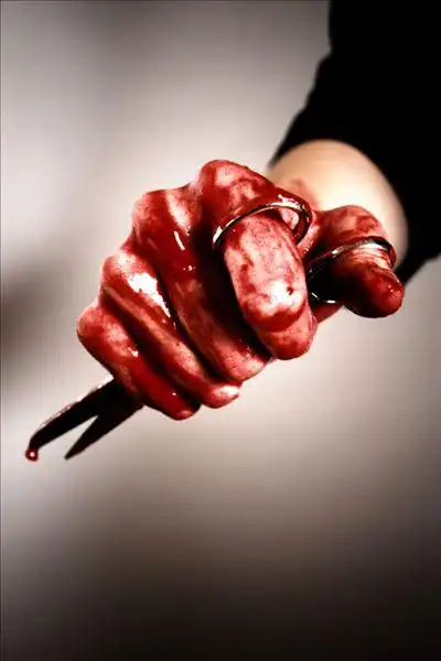 血淋淋的手用剪刀