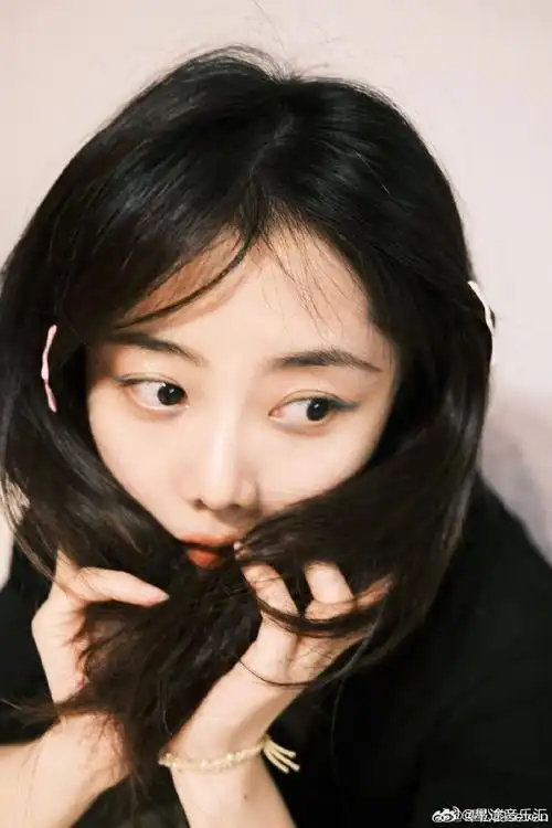 谭松韵超话#谭松韵眼线到底什么颜色#谭松韵的随拍超可爱,星星发夹很