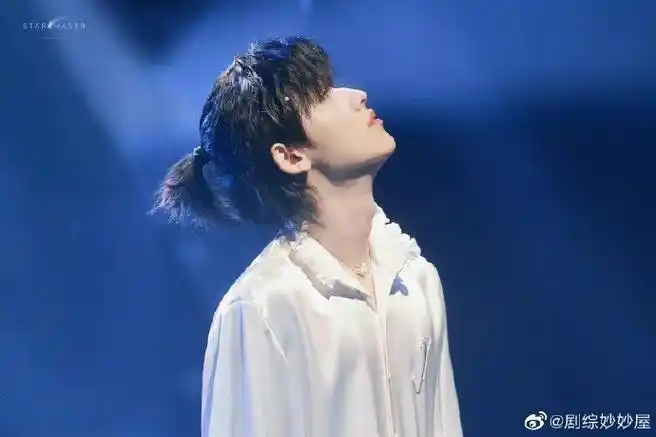 扎个小辫好可爱,氛围感十足～弟弟好阳光#宋亚轩无尽的冒险舞台饭拍