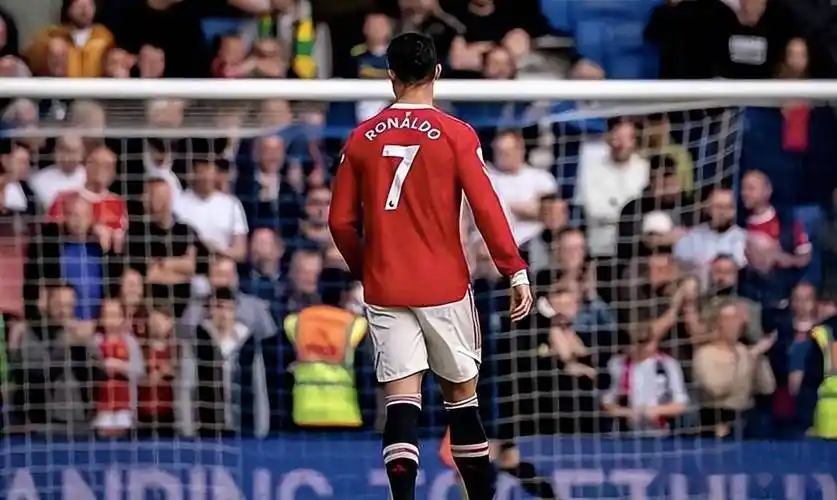 c罗绝望了!目睹曼联被打爆后,叉腰摇头苦笑!