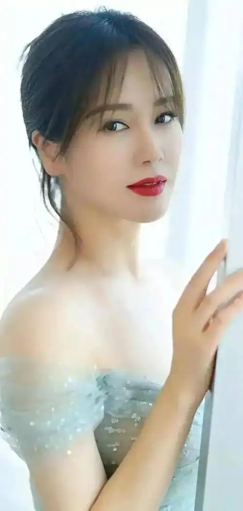 接地气的明星左小青在夜市中的优雅风采