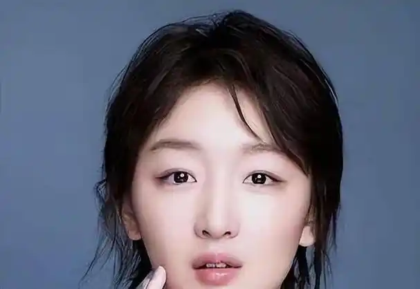 周冬雨亮相北影节,抬头向上看眼角张开,眼睛变大了