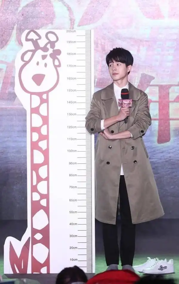 刘昊然现场量身高~ 跟他合影的胡歌,马天宇,彭于晏,关晓彤尴尬了.