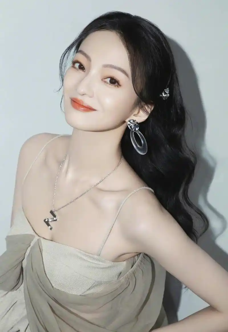 张韶涵低腰裹胸造型