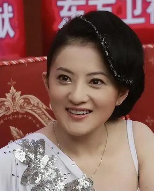 金铭简历及个人资料简介(金铭:被撒贝宁苦恋20年,2次被渣男欺骗,42岁