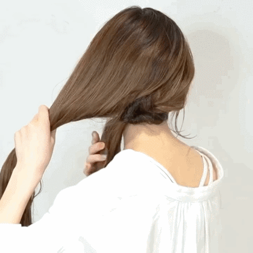 把其中一侧扎起来,挖个洞把这束头发进去.