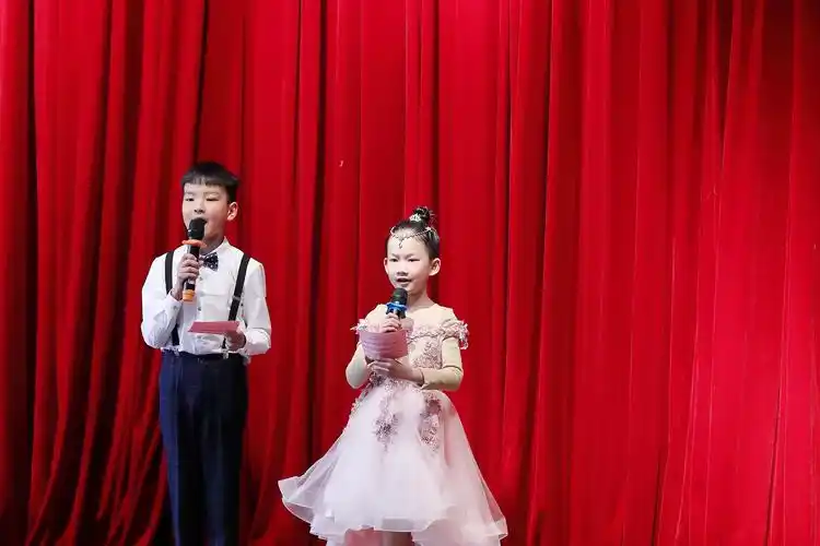 帅气男主持:查赵溢阳,萝莉女主持:夏佳祺.