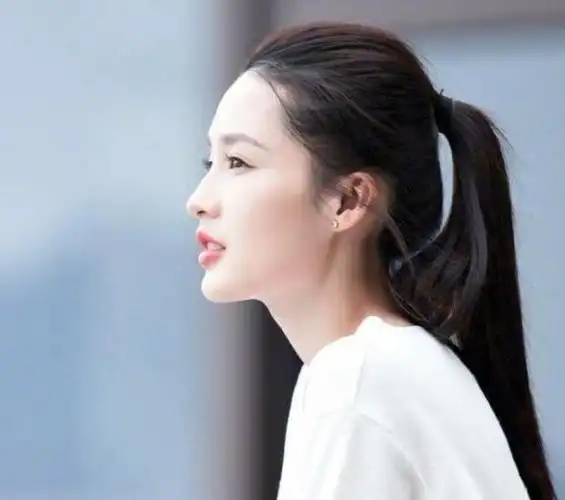 女星高马尾造型有多飒?赵丽颖气场全开,杨幂堪称"大佬"