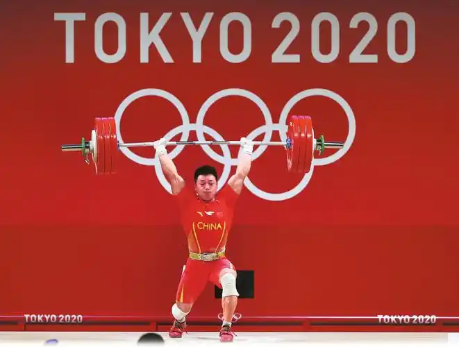7月25日,在东京奥运会举重男子67公斤级决赛中,中国选手谌利军夺. .