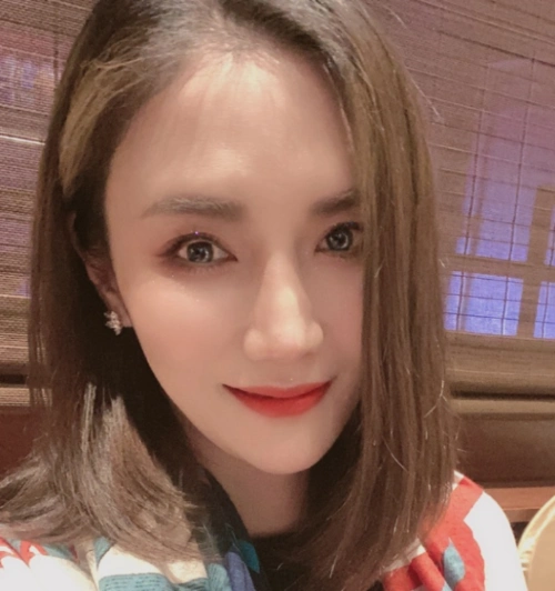 杨烁被拍与美女一同回家,妻子王黎雯上线无回应,两人两年无互动_视频