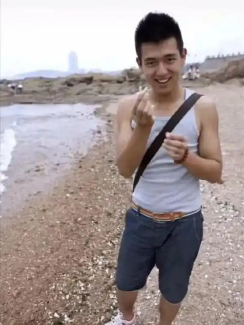 李现大学时期照片被曝出,穿学士服在同学中颜值高,长相没有变化