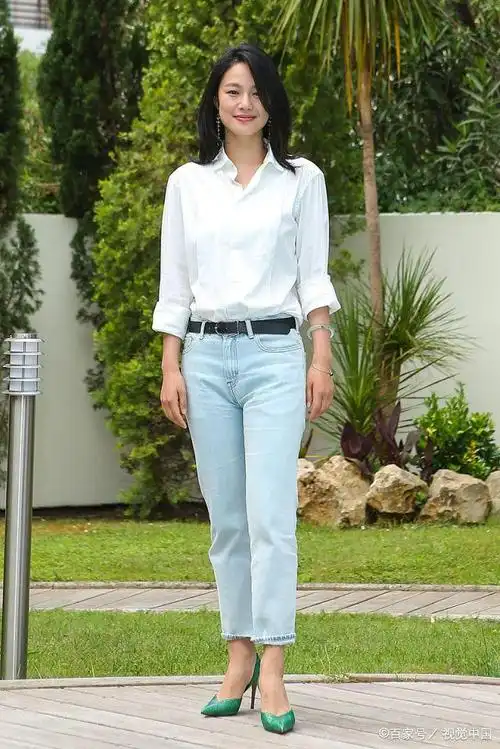 周韵终于放开,穿吊带裙搭高跟鞋超有气质,意外露出副乳有点尴尬