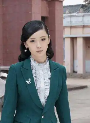 她被张艺谋称为"黄金第一美",走红后抛弃罗晋,32岁嫁入豪门_李曼_伯乐