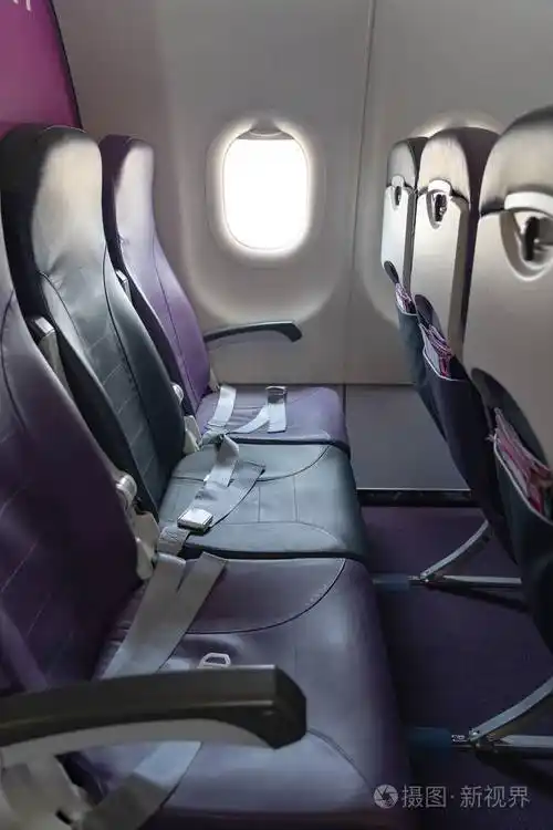 经济舱的座位和飞机的窗户空中客车上舷窗的视图用于您的旅行理念或