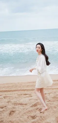 杨幂海边漫步清新写真壁纸