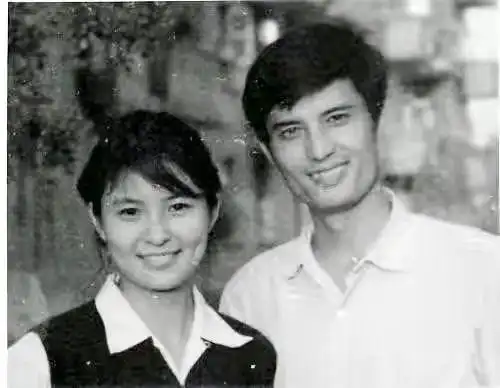 李羚:在车库中结婚,与大13岁初恋恩爱38年|黄山来的姑娘|演员_网易