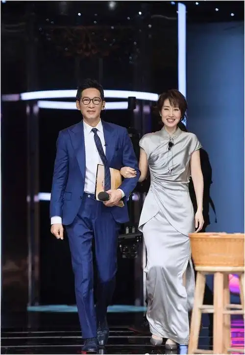 刘敏涛牵手王劲松亮相一个温婉大气一个气质儒雅郎才女貌