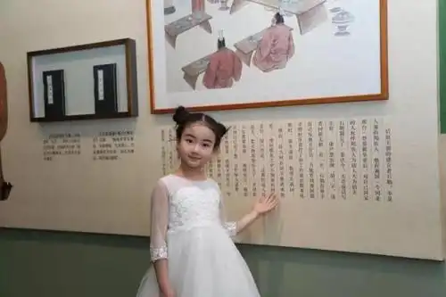 童星邓鸣璐,秦嘉效到黄瓜小镇,都干了些啥?