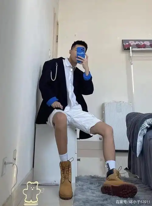 大个子肌肉线条非常赞自然的长腿体育生,一看就非常的勇猛!