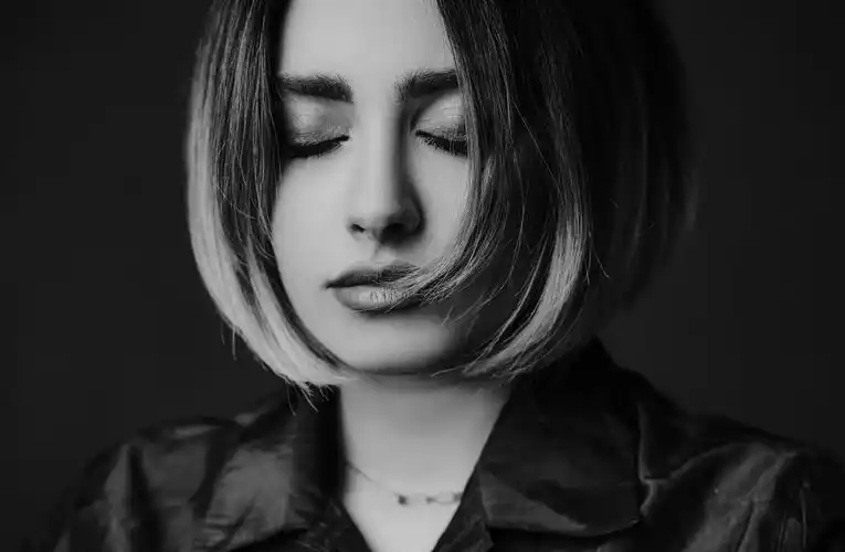 欧美风黑白女生图片,高清图片