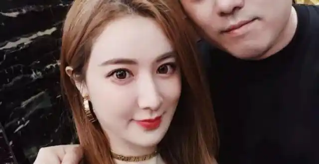 有一种"整容"叫薇娅卸妆,摘掉假睫毛后,网友称这是同一个人吗