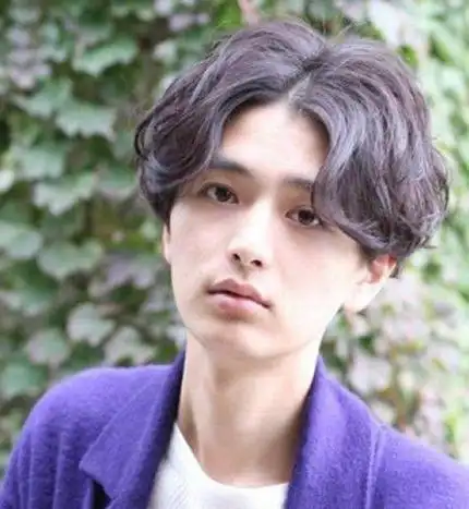 男士中分短发适合什么脸型什么男生适合中分发型