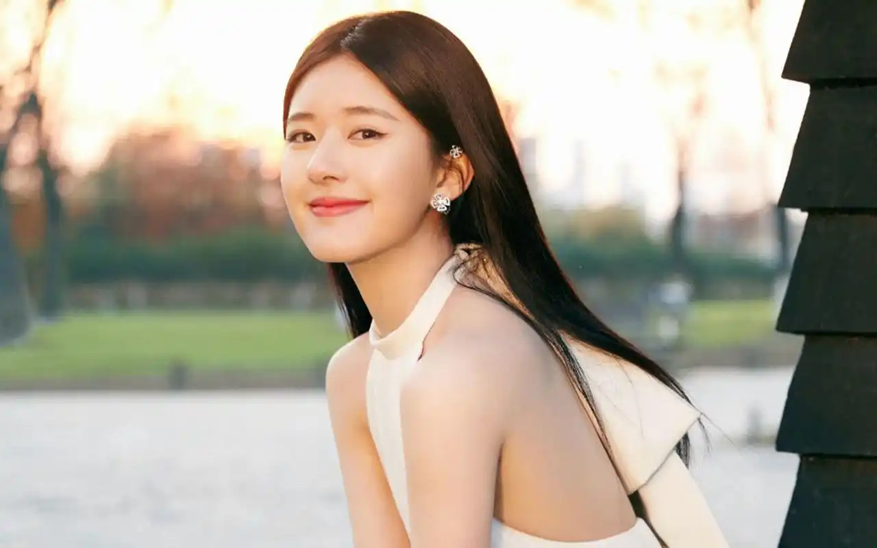 赵露思白色露背裙写真桌面壁纸