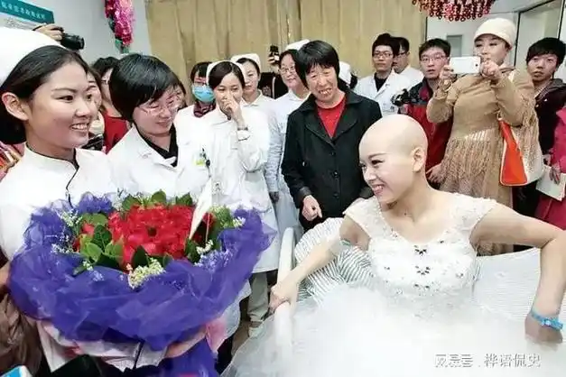 河南女子去世新婚丈夫在手机里充1000元话费充满电放进了墓地