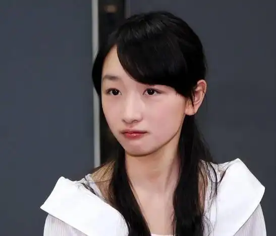 周冬雨能幸运地闯进娱乐圈,多亏了继父的大力支持.