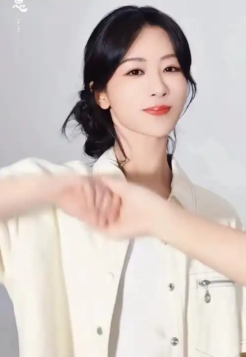 杨紫侧边丸子头##杨紫杏色衬衫