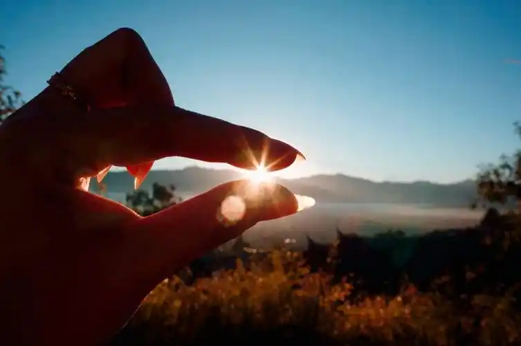 学会微笑也学会面对给心灵一米阳光温暖安放心若向阳无畏悲伤