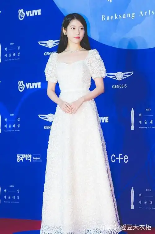 iu李知恩白色礼服变身优雅小公主,出席第55届百想艺术大赏红毯