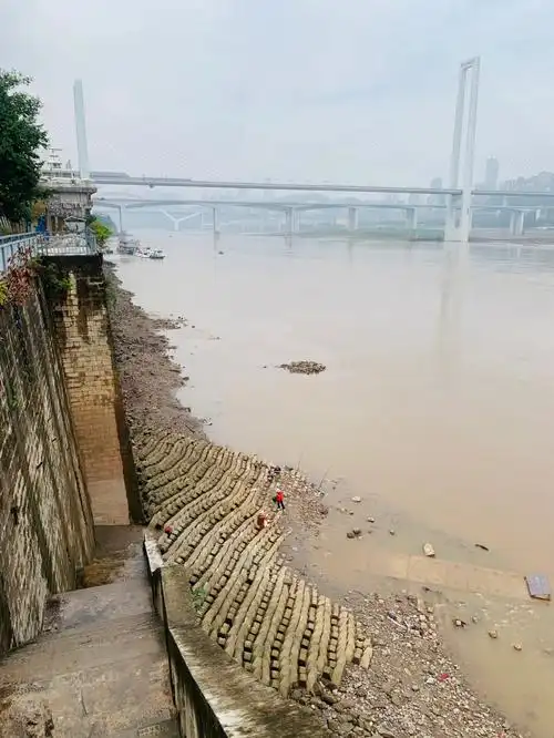 重庆网红防波堤消浪石已被淹没明年请早