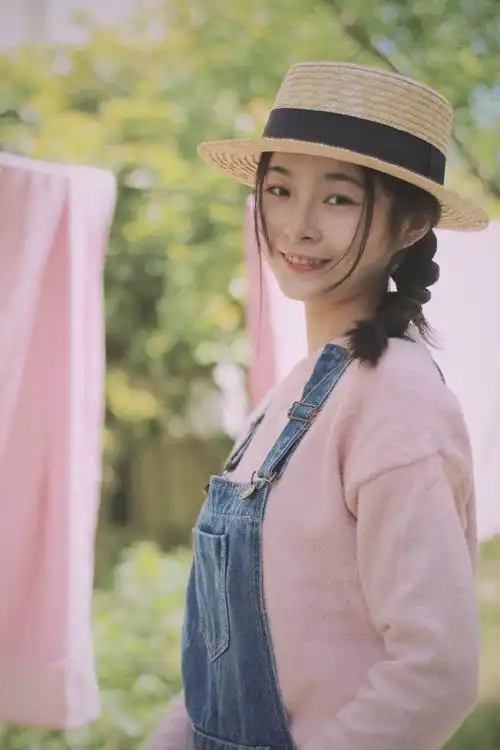 花粉女生在阳光灿烂的日子里开怀大笑