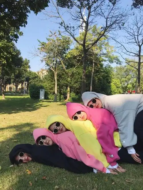 一拍集体照就犯尴尬症?九种不同的姿势来解决你的烦恼,简单欢乐