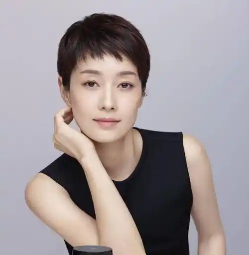 30岁到40岁怎么剪发型好看,马伊琍剪短发就减龄时髦,利索年轻_裁剪