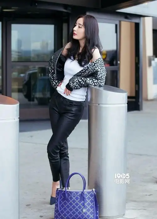 杨幂敞衣露肩显性感 纽约返程回眸露红唇