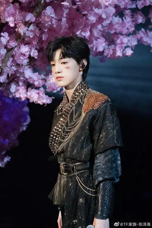 小火苗拍了拍小金毛的脑袋说生日快乐