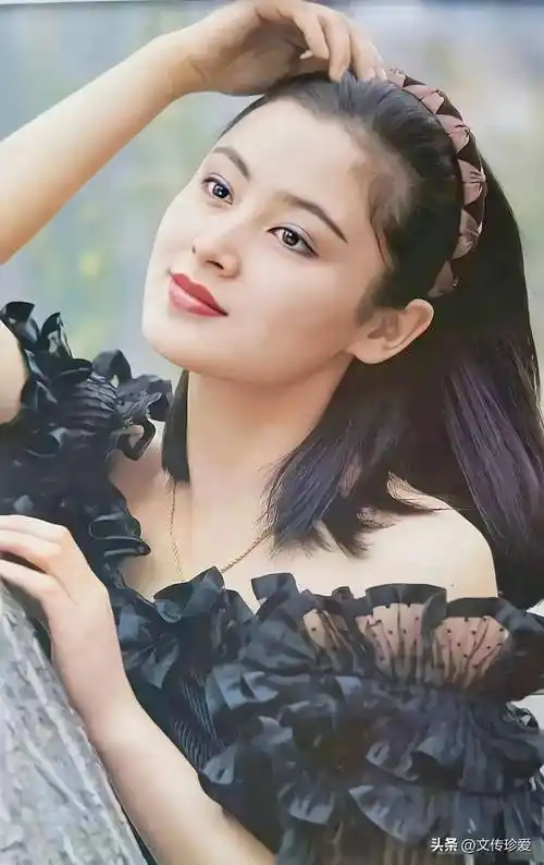 她的美貌是娱乐圈公认的,一个眼神,一个笑容,就能让你神魂颠倒_陈红