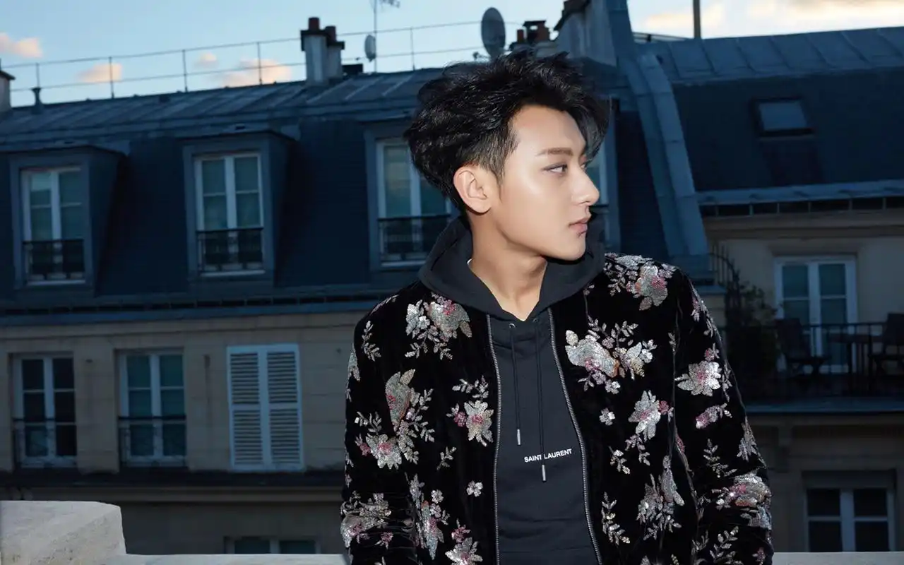 黄子韬刺绣夹克帅气写真高清壁纸